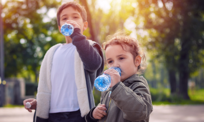 hijo no le gusta tomar agua