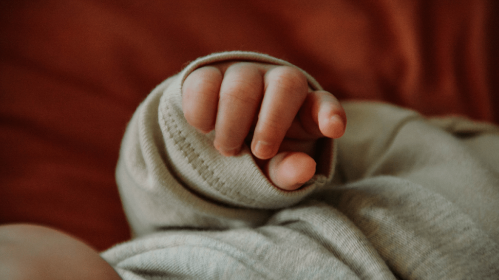 Envió solo a su bebé en un carro para no encontrarse con su expareja 